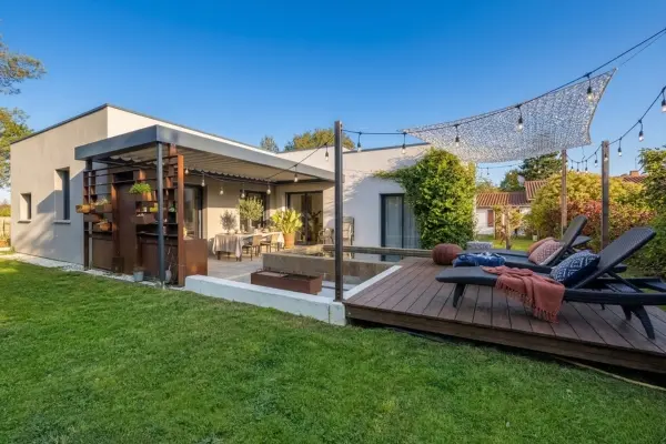Maison contemporaine avec terrasse et piscine à Montauban